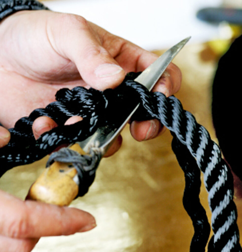 matelotage cablages mats et haubans entretien et pose greement poulie bois atelier greement et cuir